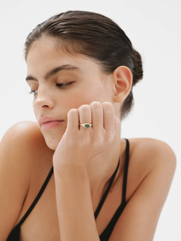 Anillo estilo sello de plata 925 bañada en oro amarillo de 18K con ónix verde central.