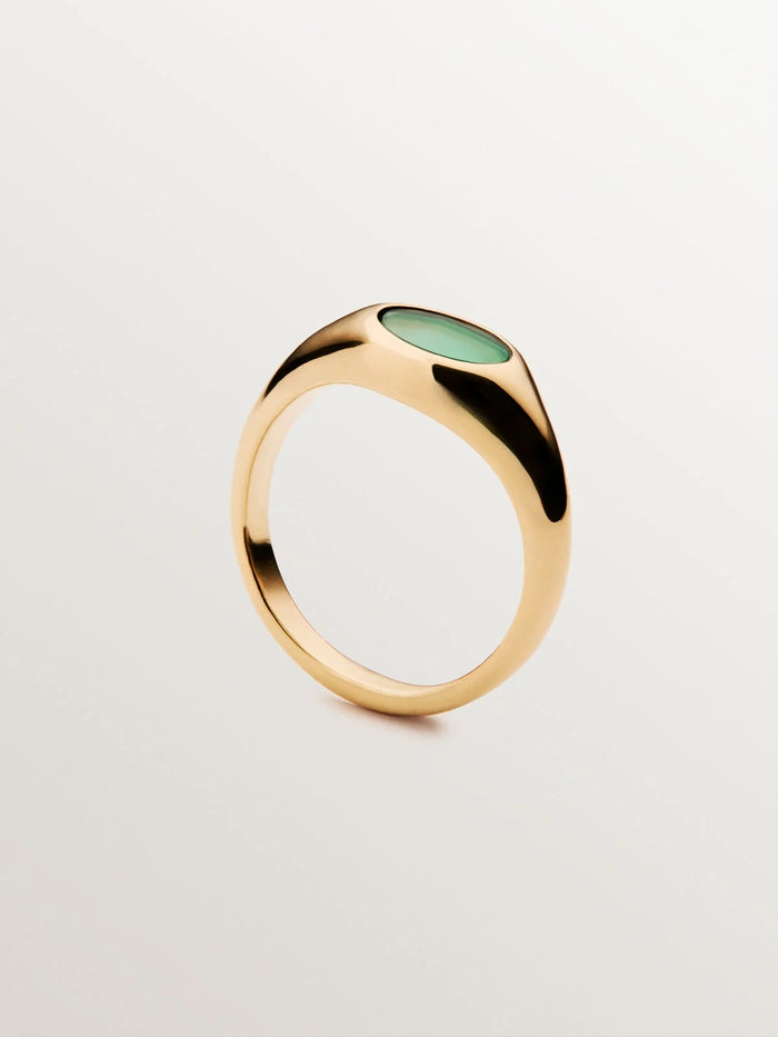Anillo estilo sello de plata 925 bañada en oro amarillo de 18K con ónix verde central.