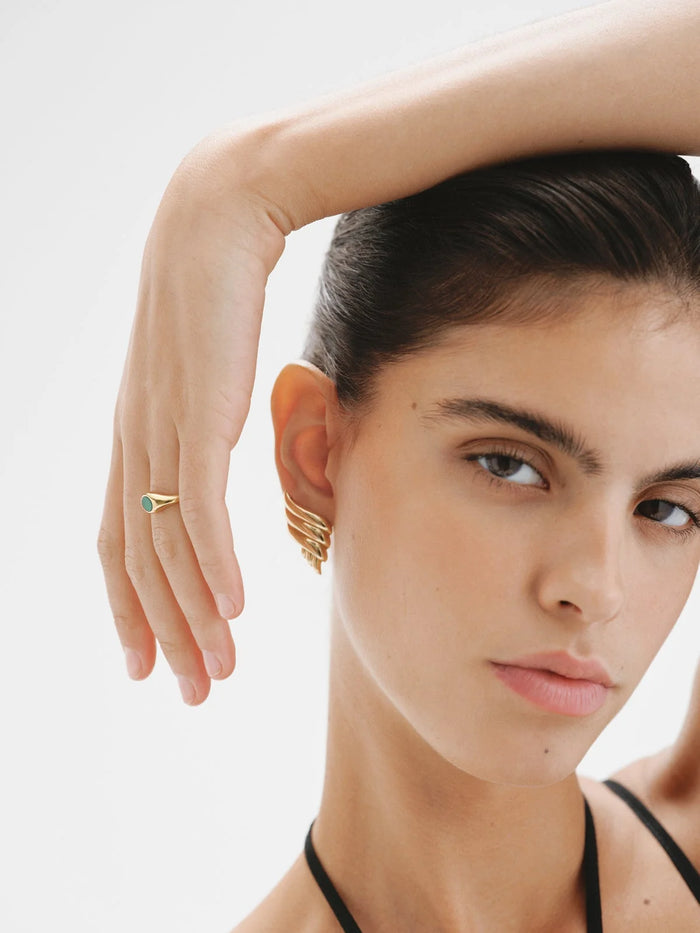 Anillo estilo sello de plata 925 bañada en oro amarillo de 18K con ónix verde central.