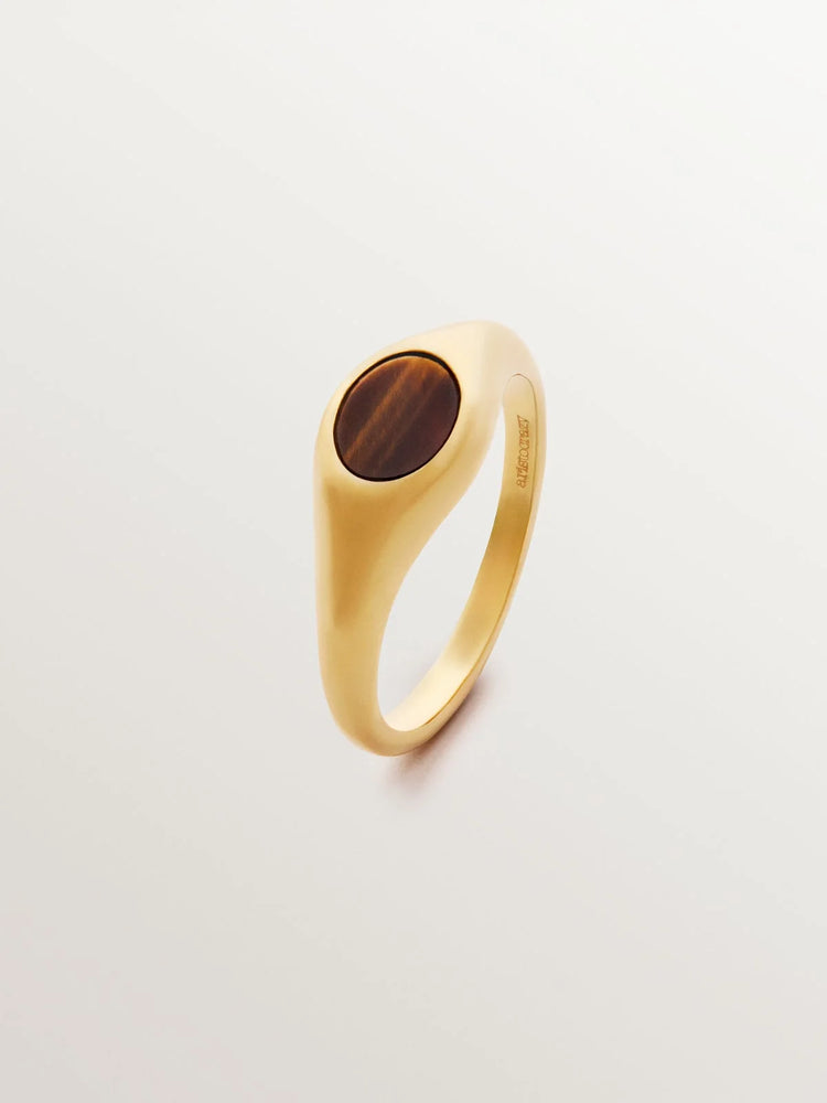 Anillo estilo sello de plata 925 bañada en oro amarillo de 18K con ojo de tigre central.
