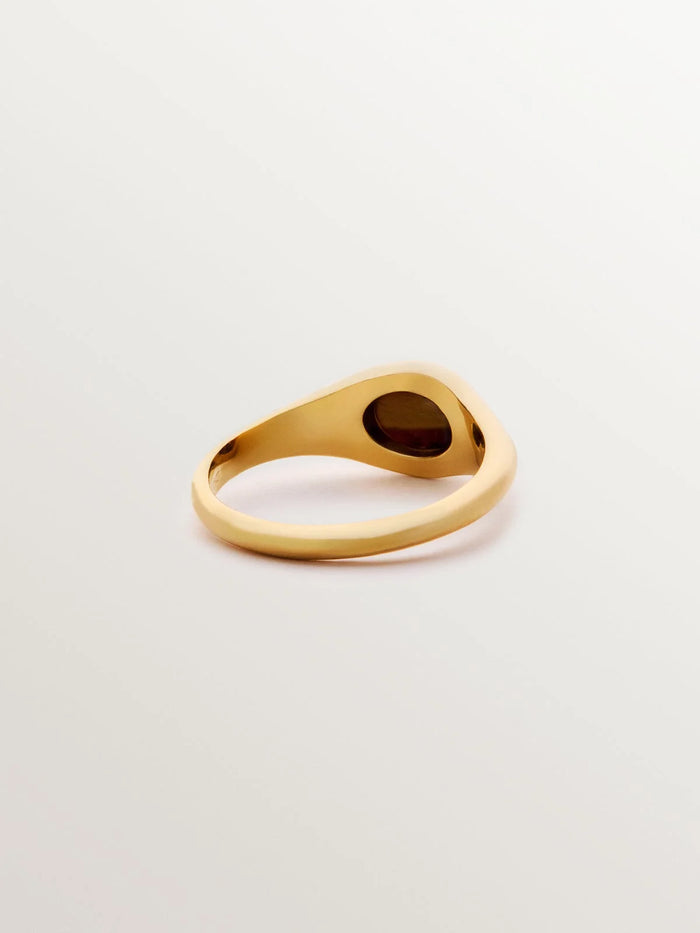 Anillo estilo sello de plata 925 bañada en oro amarillo de 18K con ojo de tigre central.
