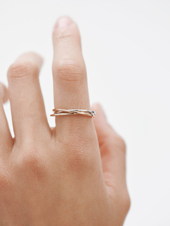 Anillo triple de oro blanco, amarillo y rosa de 9K