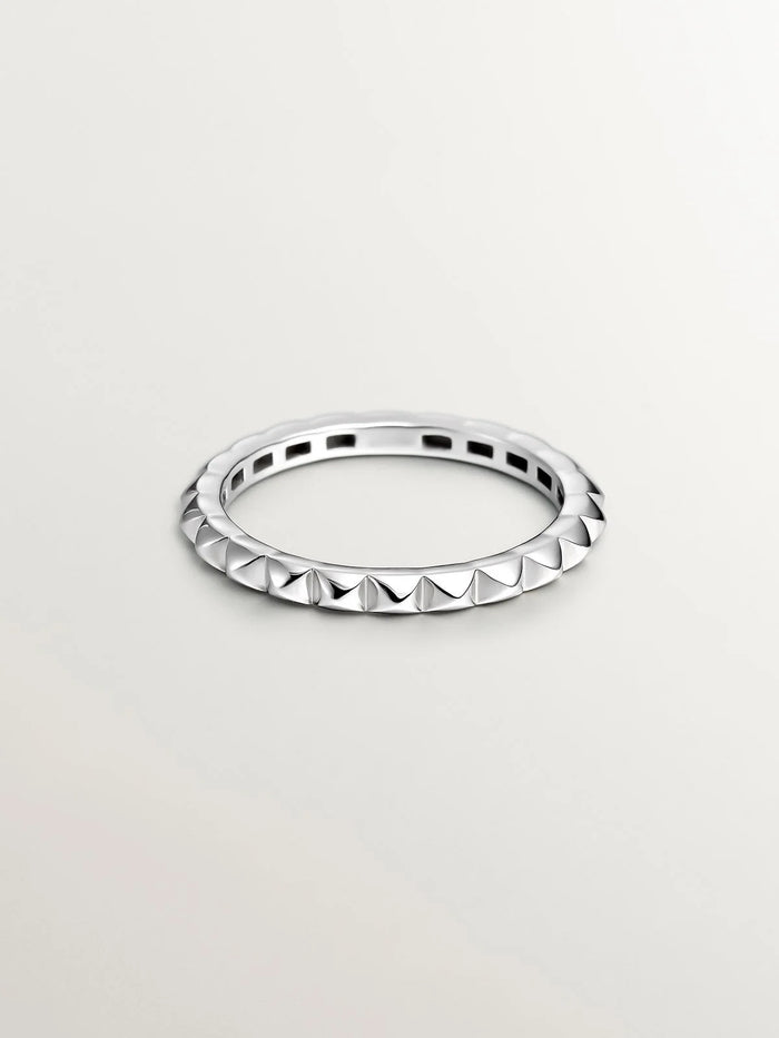 Anillo de oro blanco de 9K con tachuelas
