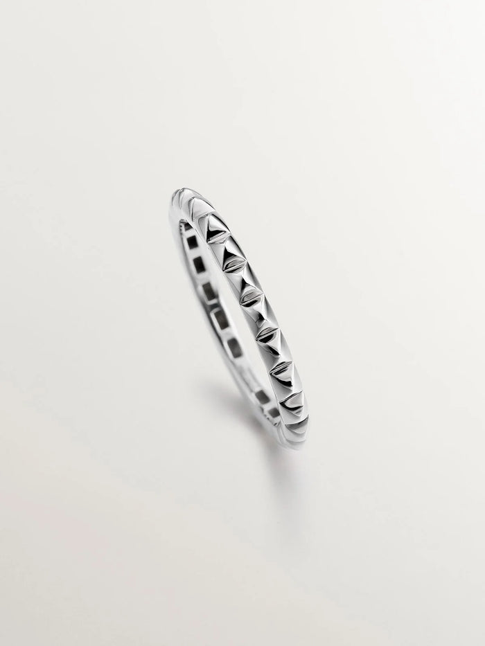 Anillo de oro blanco de 9K con tachuelas