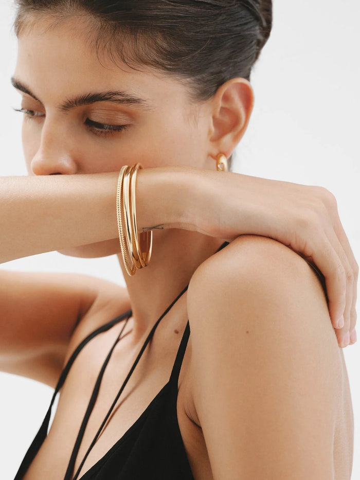 Pulsera rígida estilo semanario de plata 925 bañada en oro amarillo de 18K.