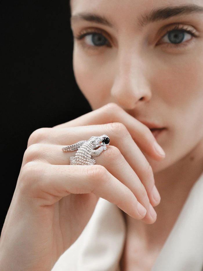 Anillo de plata 925 con forma de cocodrilo y ónix negro