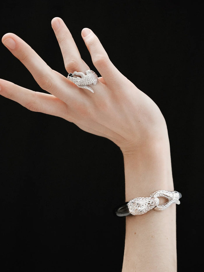 Anillo de plata 925 con forma de cocodrilo y ónix negro