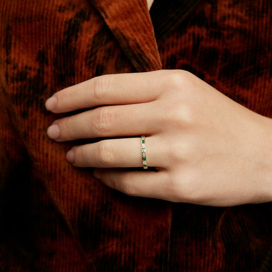 Anillo de oro amarillo de 9K con esmeraldas verdes y diamantes