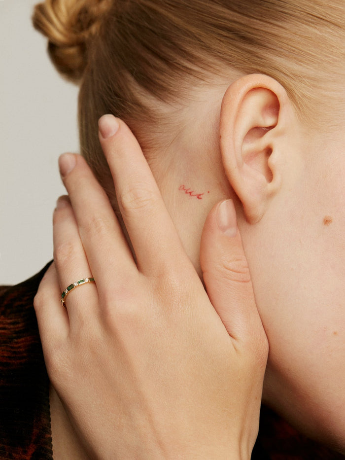 Anillo de oro amarillo de 9K con esmeraldas verdes y diamantes