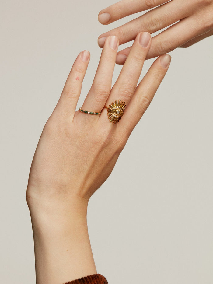 Anillo de oro amarillo de 9K con esmeraldas verdes y diamantes