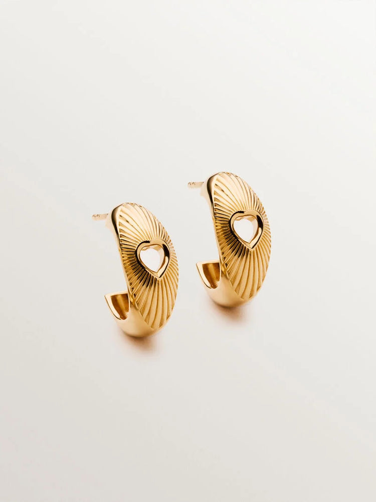 Pendientes de aro de plata 925 bañada en oro amarillo de 18K con corazón y textura guilloché