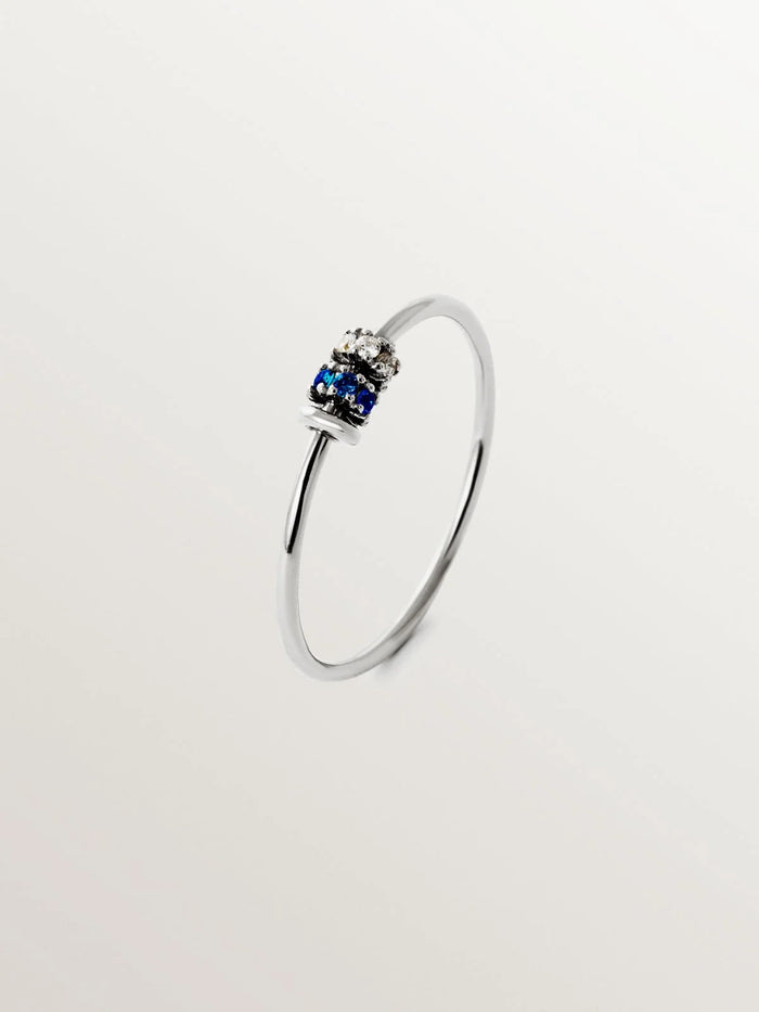 Anillo de oro blanco de 9K con zafiros azules y diamantes