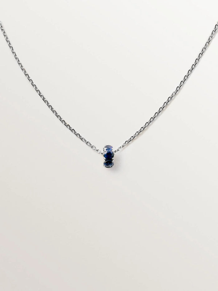 Colgante de oro blanco de 9K con zafiros azules y diamantes