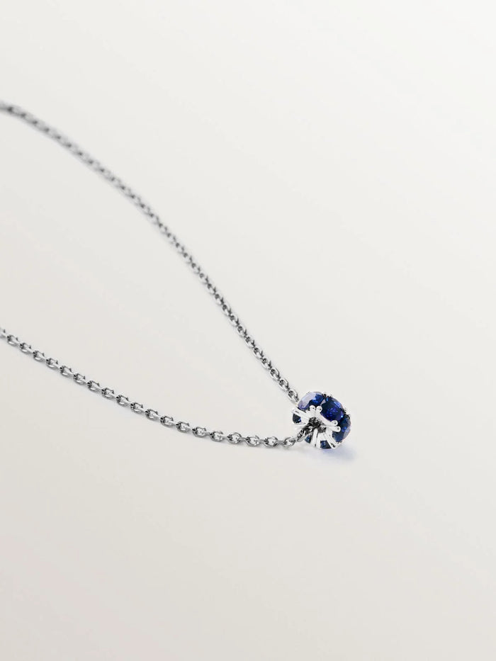 Colgante de oro blanco de 9K con zafiros azules y diamantes