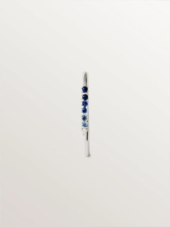 Pendiente individual de oro blanco de 9K con zafiros azules y diamantes