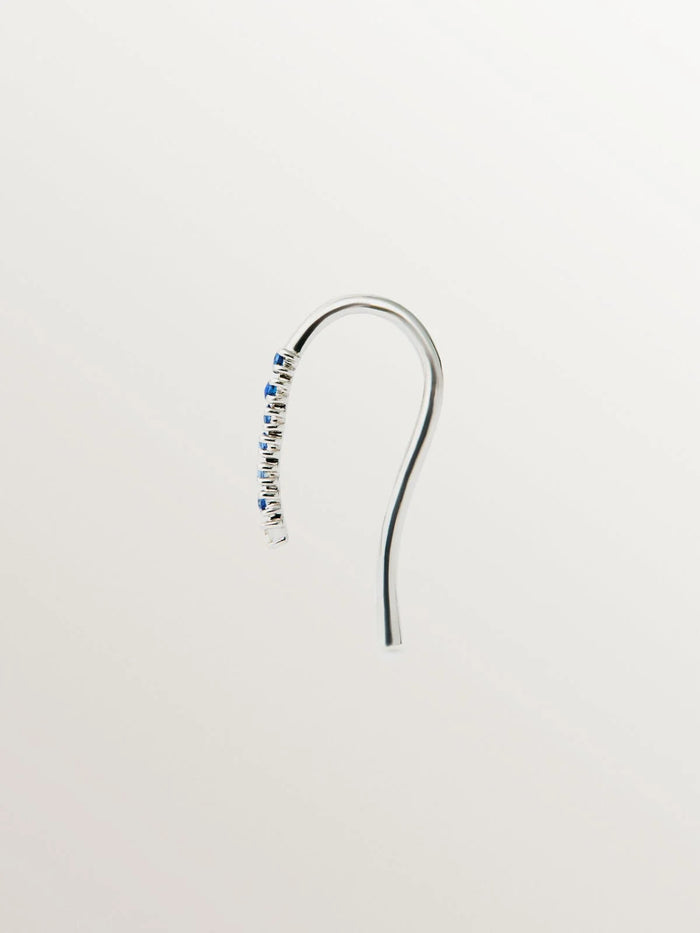 Pendiente individual de oro blanco de 9K con zafiros azules y diamantes