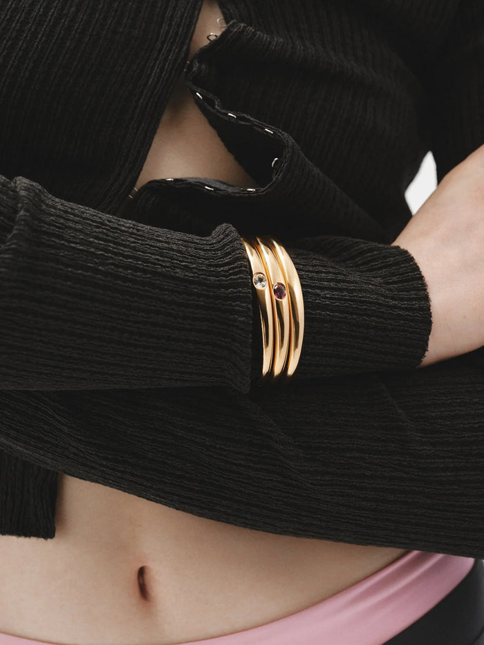 Pulsera rígida de plata 925 bañada en oro amarillo de 18K con rodolita rosa