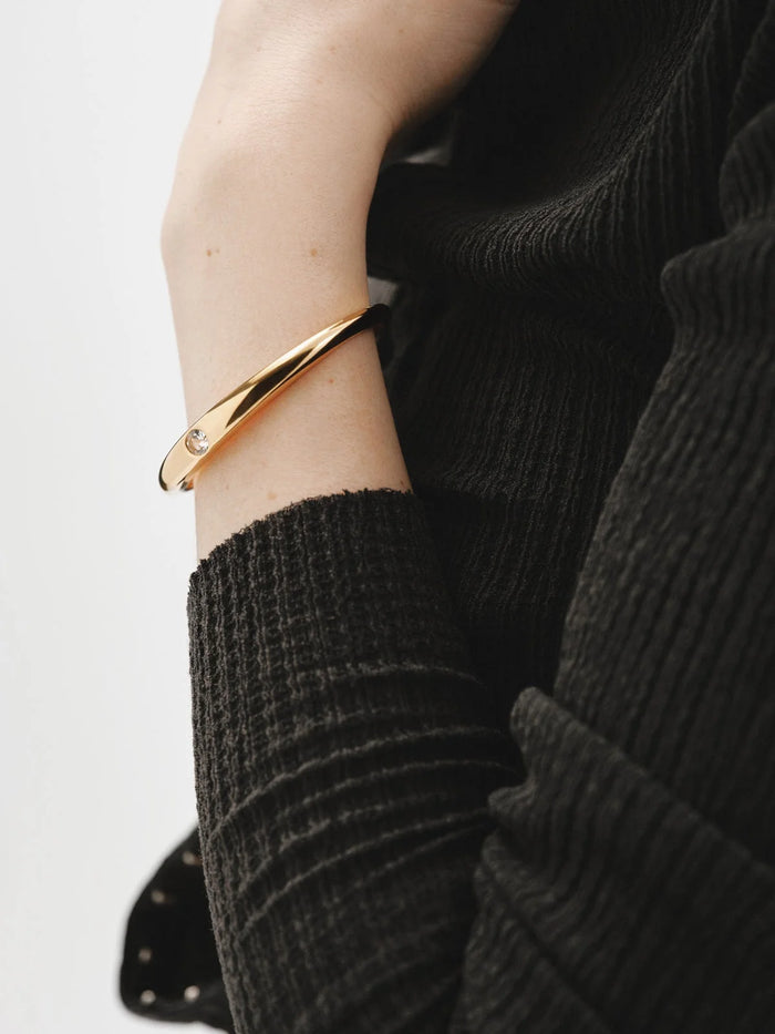 Pulsera rígida de plata 925 bañada en oro amarillo de 18K con topacio blanco