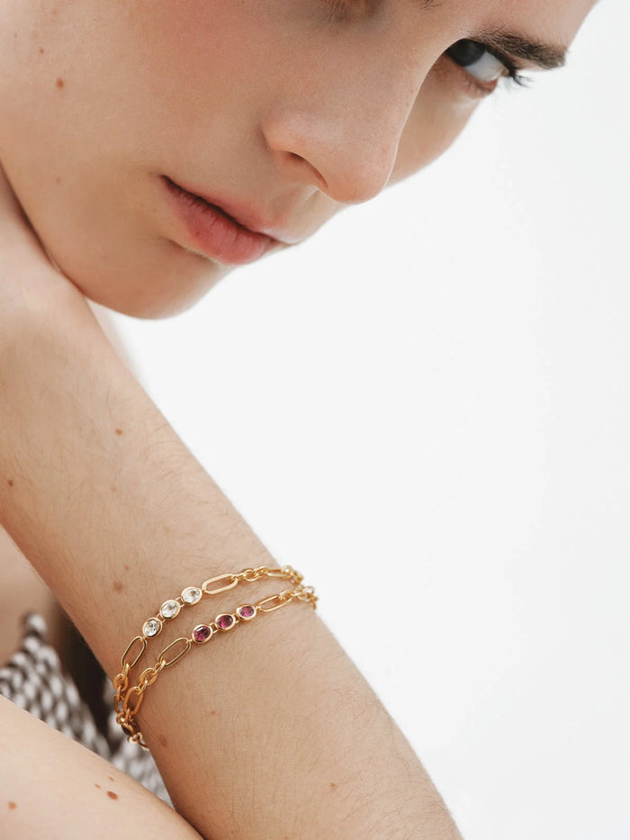 Pulsera de cadena de plata 925 bañada en oro amarillo de 18K con rodolitas rojas
