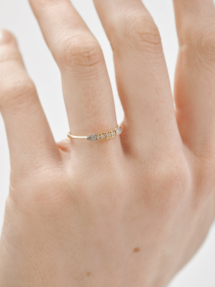 Anillo de oro blanco y amarillo de 18K con pavé de diamantes en talla brillante