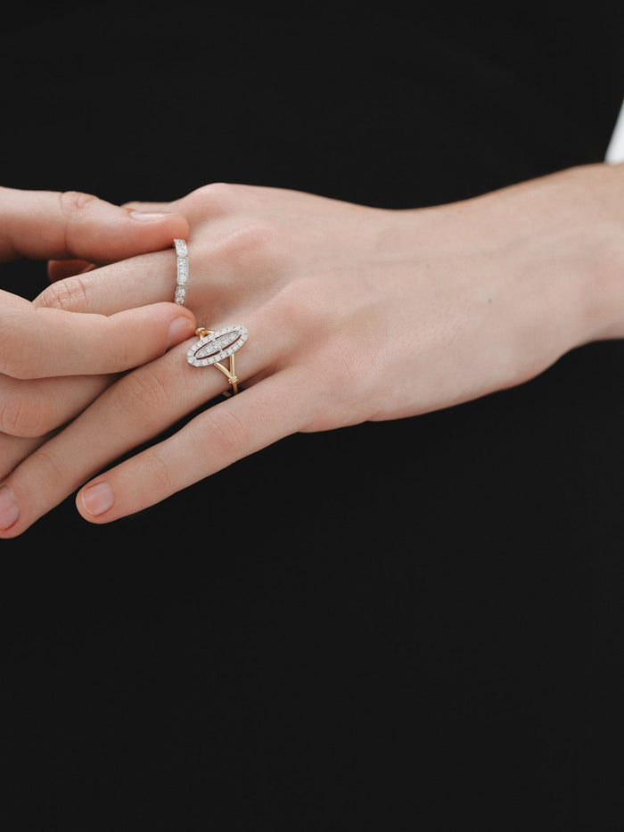 Anillo de oro blanco y amarillo de 18K con pavé de diamantes en talla brillante