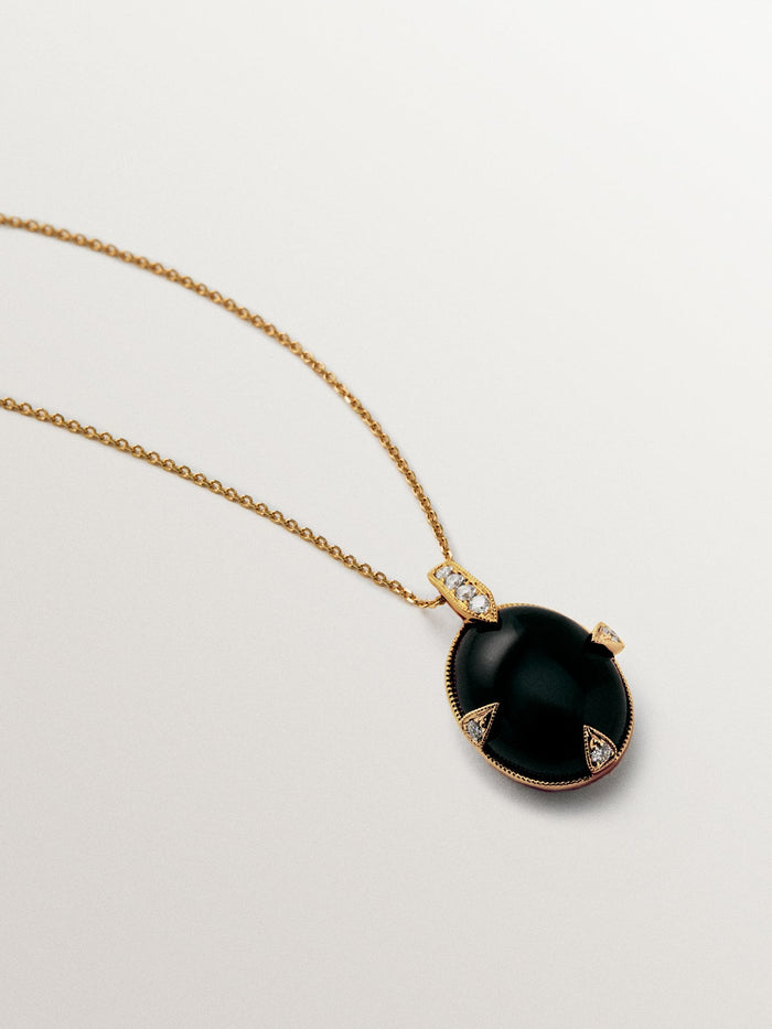 Colgante de oro amarillo de 18K con ónix negro y diamantes en talla brillante