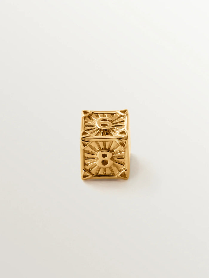 Charm de plata 925 bañada en oro de 18K con forma de cubo con números pares