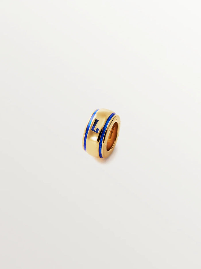 Charm con inicial L de plata 925 bañada en oro amarillo de 18K y esmalte azul con forma circular