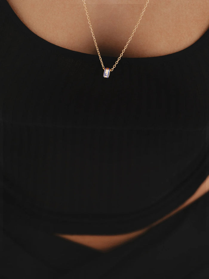 Charm con inicial L de plata 925 bañada en oro amarillo de 18K y esmalte azul con forma circular