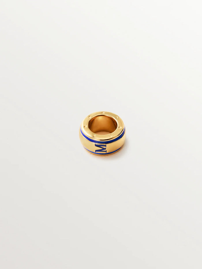 Charm con inicial M de plata 925 bañada en oro amarillo de 18K y esmalte azul con forma circular