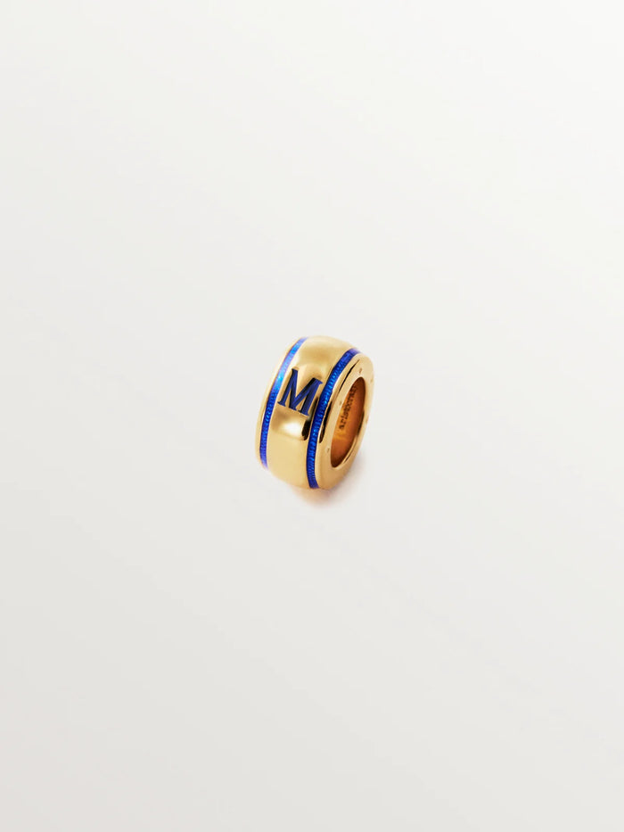 Charm con inicial M de plata 925 bañada en oro amarillo de 18K y esmalte azul con forma circular