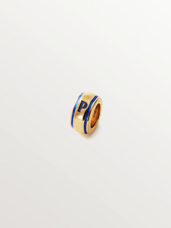 Charm con inicial P de plata 925 bañada en oro amarillo de 18K y esmalte azul con forma circular