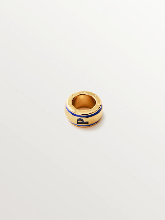 Charm con inicial P de plata 925 bañada en oro amarillo de 18K y esmalte azul con forma circular