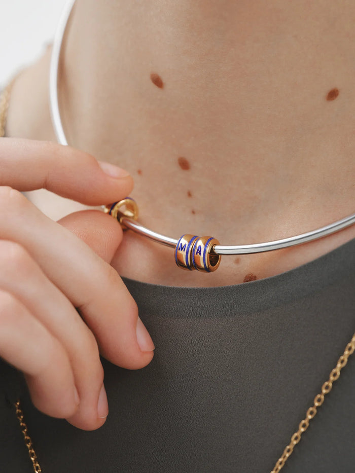 Charm con inicial P de plata 925 bañada en oro amarillo de 18K y esmalte azul con forma circular