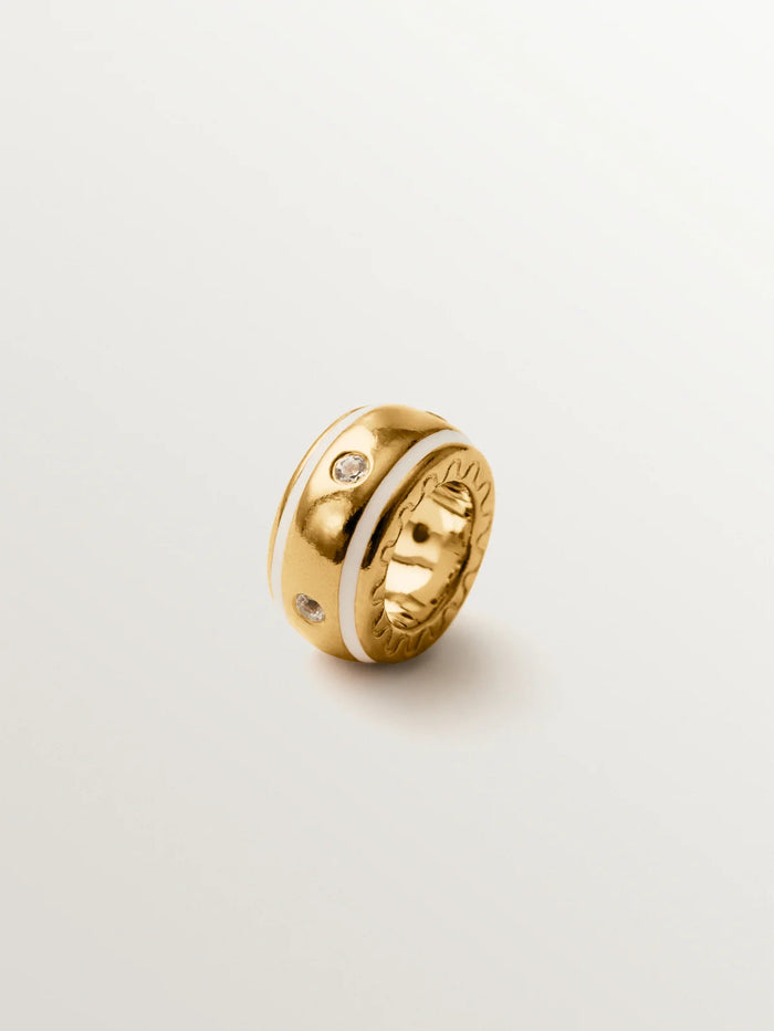 Charm de plata 925 bañada en oro amarillo de 18K con topacios blancos y esmalte blanco con forma circular