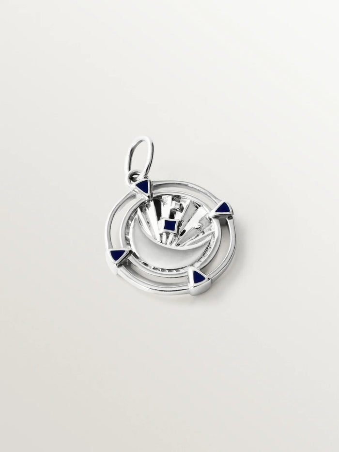 Charm de plata 925 con detalle de esmalte negro y forma de medalla
