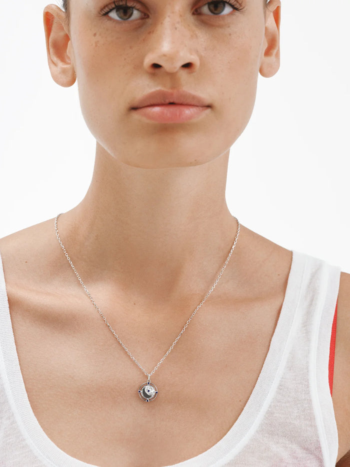 Charm de plata 925 con detalle de esmalte negro y forma de medalla