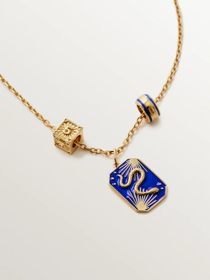 Charm de plata 925 bañada en oro de 18K y esmalte azul con motivo de serpiente