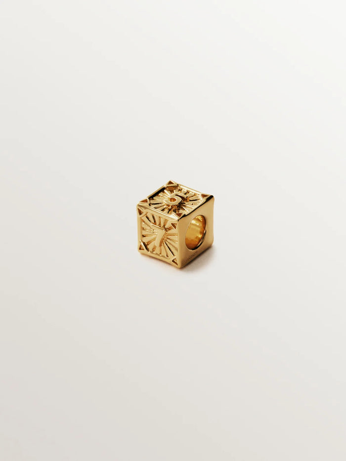 Charm de plata 925 bañada en oro de 18K con forma de cubo con números impares