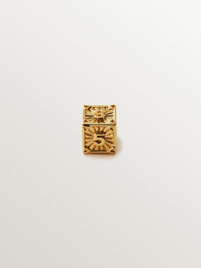 Charm de plata 925 bañada en oro de 18K con forma de cubo con números impares