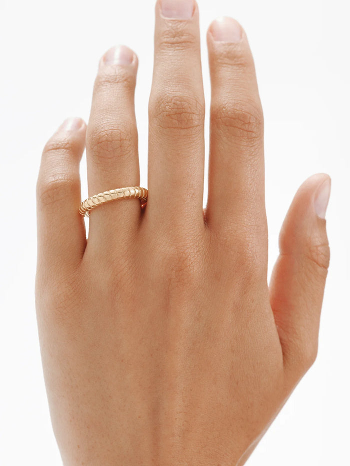 Anillo mediano gallonado de plata 925 bañada en oro de 18K