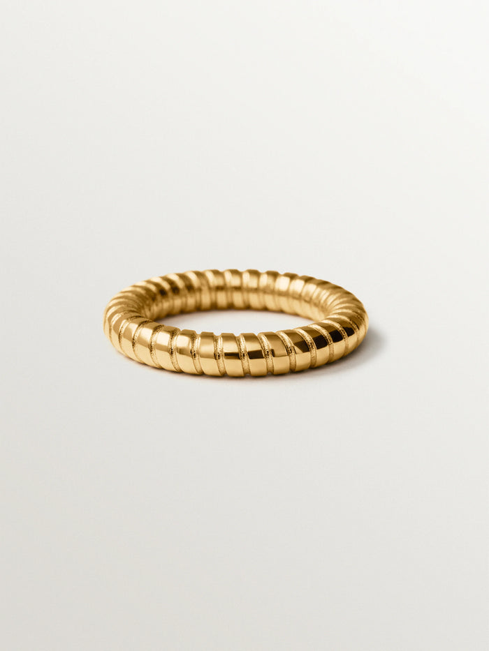 Anillo mediano gallonado de plata 925 bañada en oro de 18K