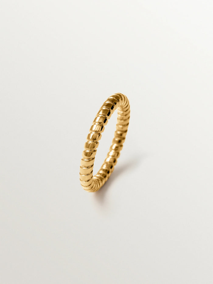 Anillo pequeño gallonado de plata 925 bañada en oro de 18K