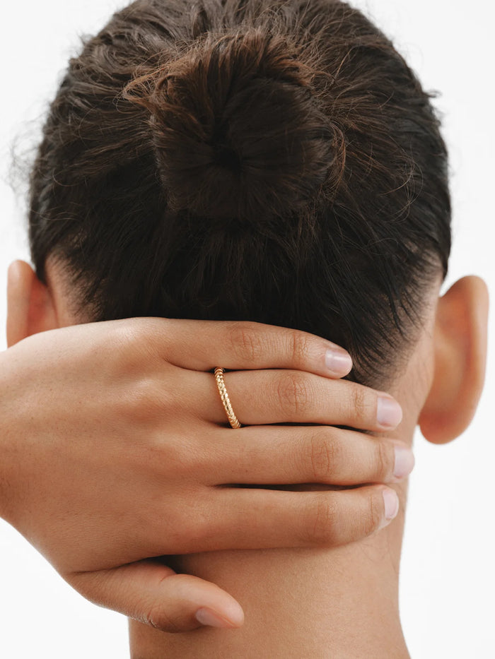 Anillo pequeño gallonado de plata 925 bañada en oro de 18K