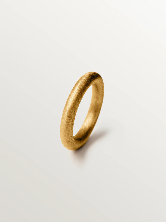 Anillo grande con textura de plata 925 bañada en oro de 18K