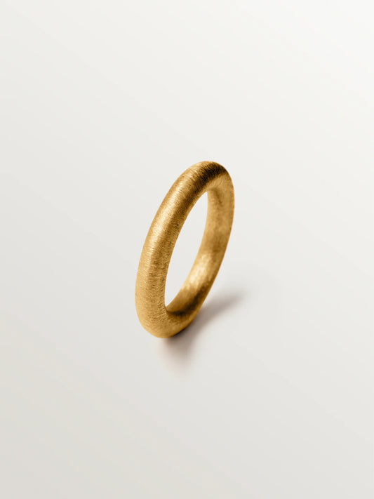 Anillo grande con textura de plata 925 bañada en oro de 18K