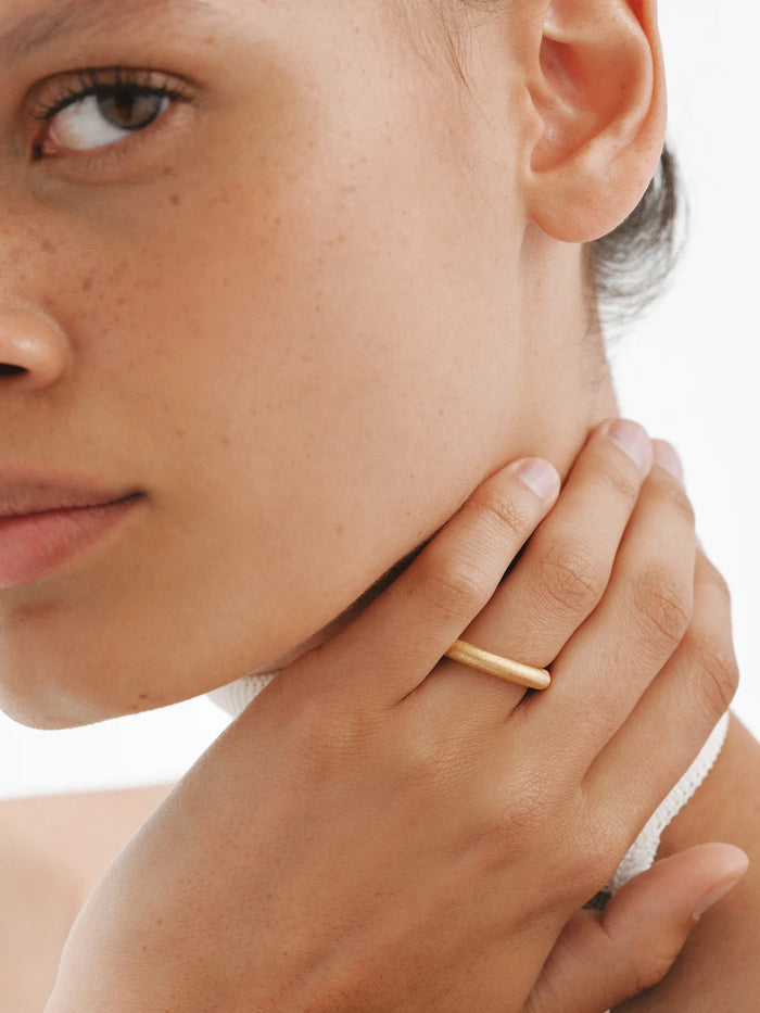 Anillo grande con textura de plata 925 bañada en oro de 18K