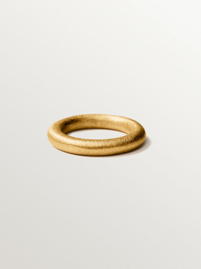 Anillo grande con textura de plata 925 bañada en oro de 18K