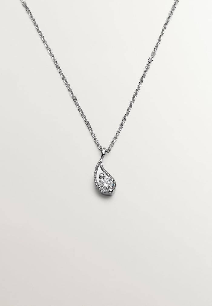 Colgante de oro blanco de 18K con gota y diamantes blancos