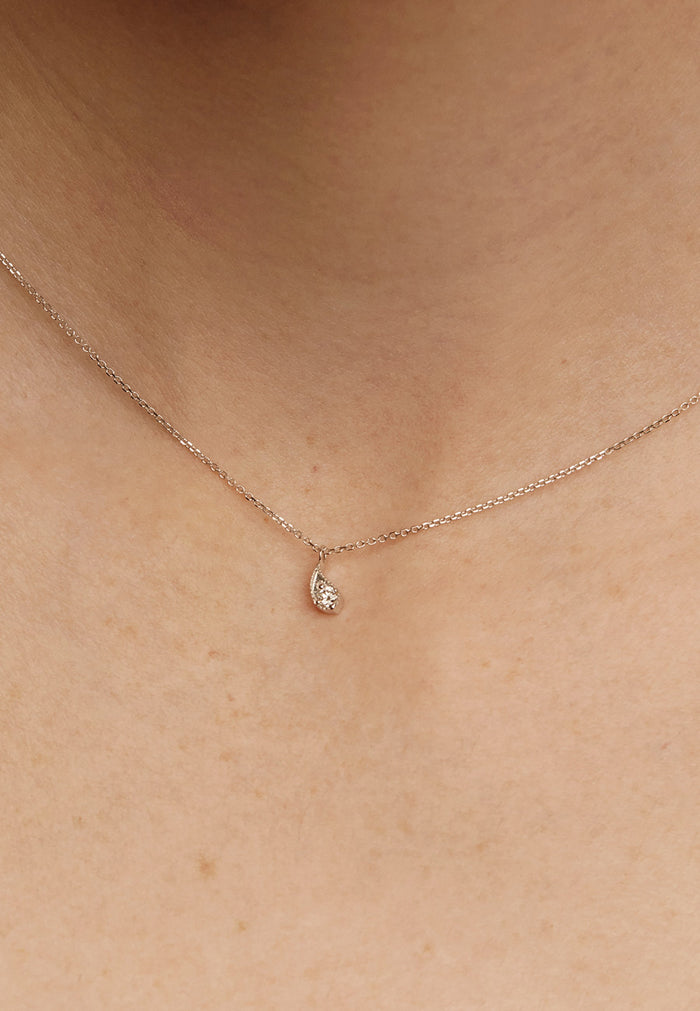 Colgante de oro blanco de 18K con gota y diamantes blancos